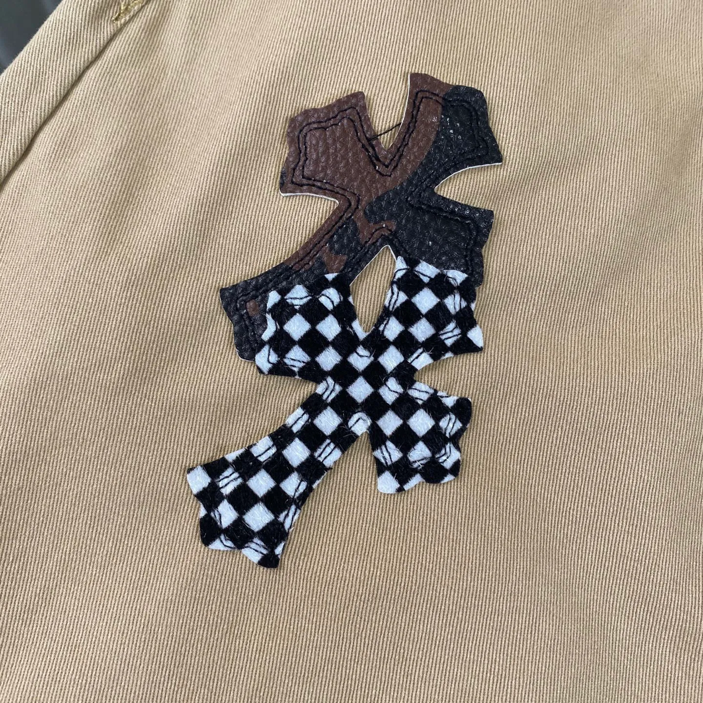 P260 chrome hearts new style horse hair checkerboard black cross patchwork khaki jeans vi Top heavy industry fashionable design] Consistent high street luxury style creation. Speaking of this style, the Zangyin family and GU family are definitely the leading representative brands. Especially the Zangyin family has really achieved a state-of-the-art effect in creating high street style. The unique washed material is used to create this style. The color system is quite eye-catching. After it is decorated with patchwork cross flowers, it cleverly highlights the charm of the brand. Secondly, this style uses classic The classic high-waist cutting design highlights the long legs and fashionable temperament of the upper body. The brand is highly recognizable and the slim fit configuration is more suitable for daily wear. It is a product that interprets personality, fashion, and specifications at a glance. This single product is enough to make any fan excited. It can be a white T-shirt for youthful preppy style, or a tight suspender for lady style. It has strong matching ability and can be easily controlled by men.  [Materials and craftsmanship] Needless to say, this point goes without saying. As an excellent craftsman brand, Zangyin’s requirements for details and craftsmanship are really perfect. The washed color of this model has gone through so many processes, not to mention the embellishment of denim appliques. It is also purely hand-made and sewn. Just like what they believe in, only hand-made things have soul and have the meaning of wear. A top-notch heavy-duty fashionable denim item, I look forward to your perfect interpretation! !  Size:28-36